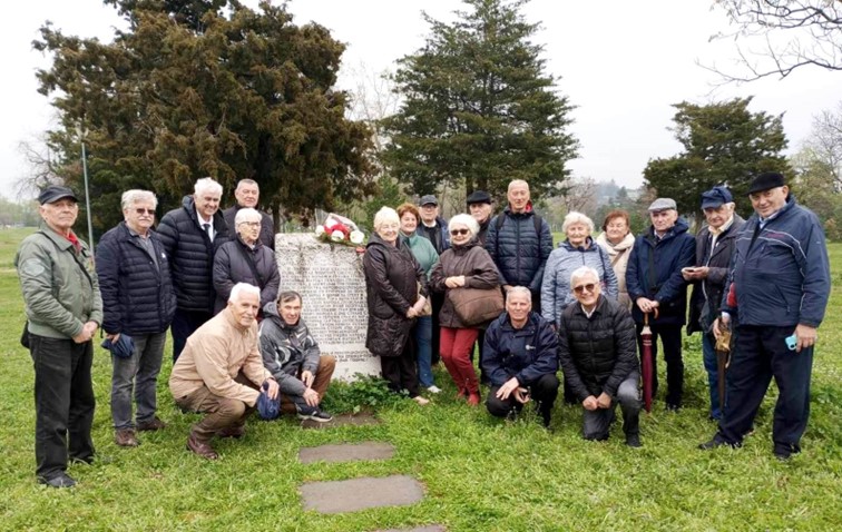 Skup akcijaša kod Spomen obeležja početka ORA Novi Beograd na Ušću